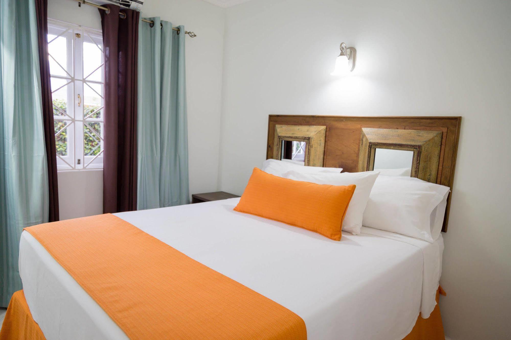 Centrally Located Guest Apartments Kingston Eksteriør billede